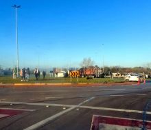 Automóvil terminó sobre el cantero central de la rotonda de Mendoza
