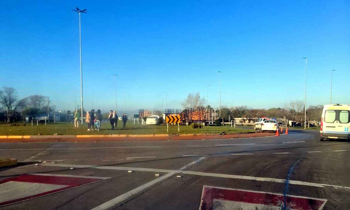 Automóvil_terminó_sobre_el_cantero_central_de_la_rotonda_de_Mendoza.jpeg