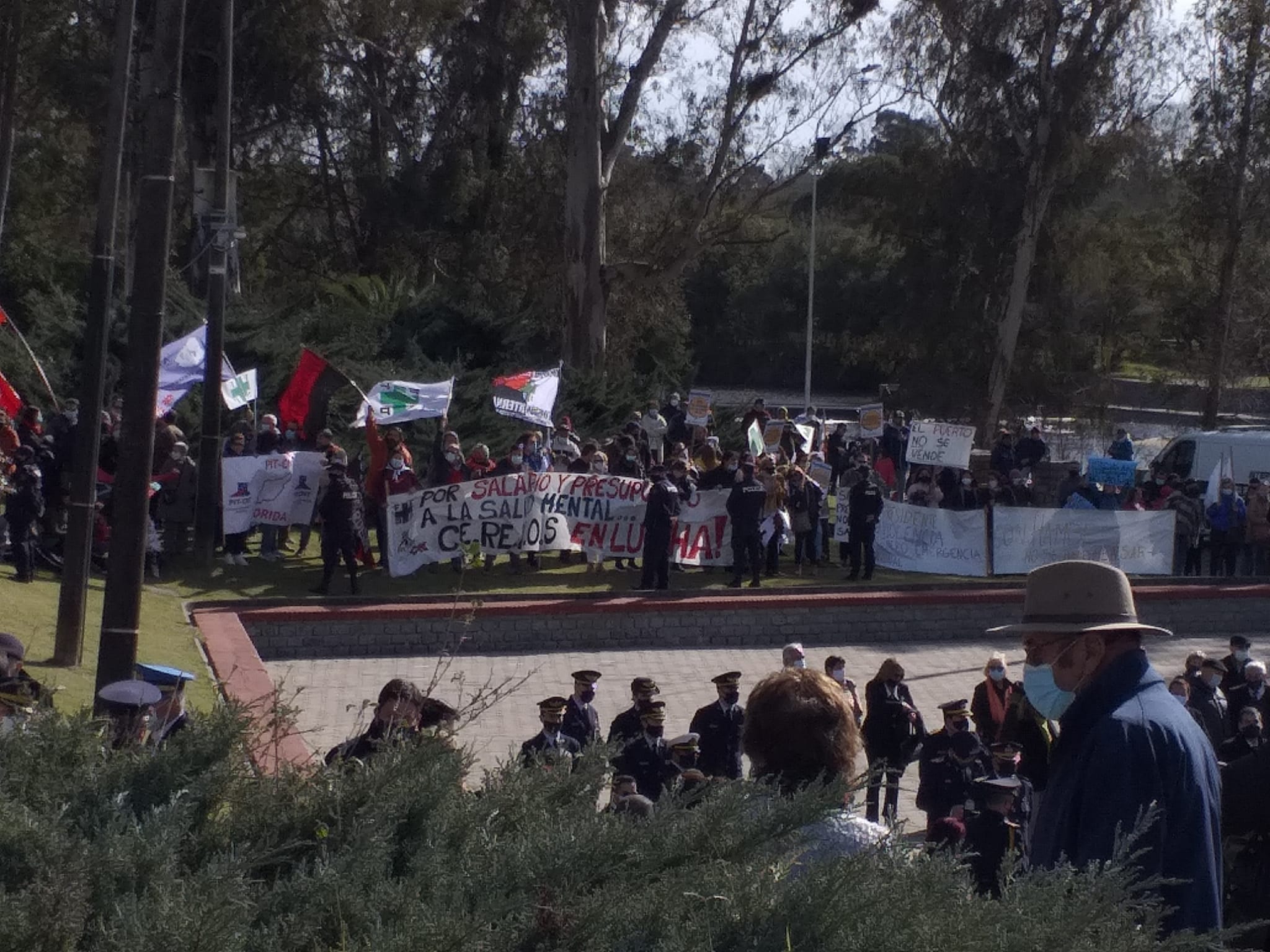 Manifestantes de distintas organizaciones se hacen presentes en la Piedra Alta