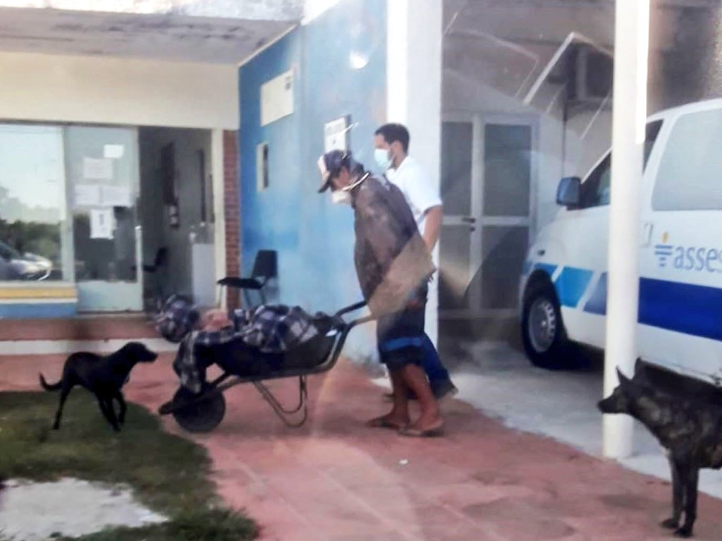 paciente trasladado en carretilla