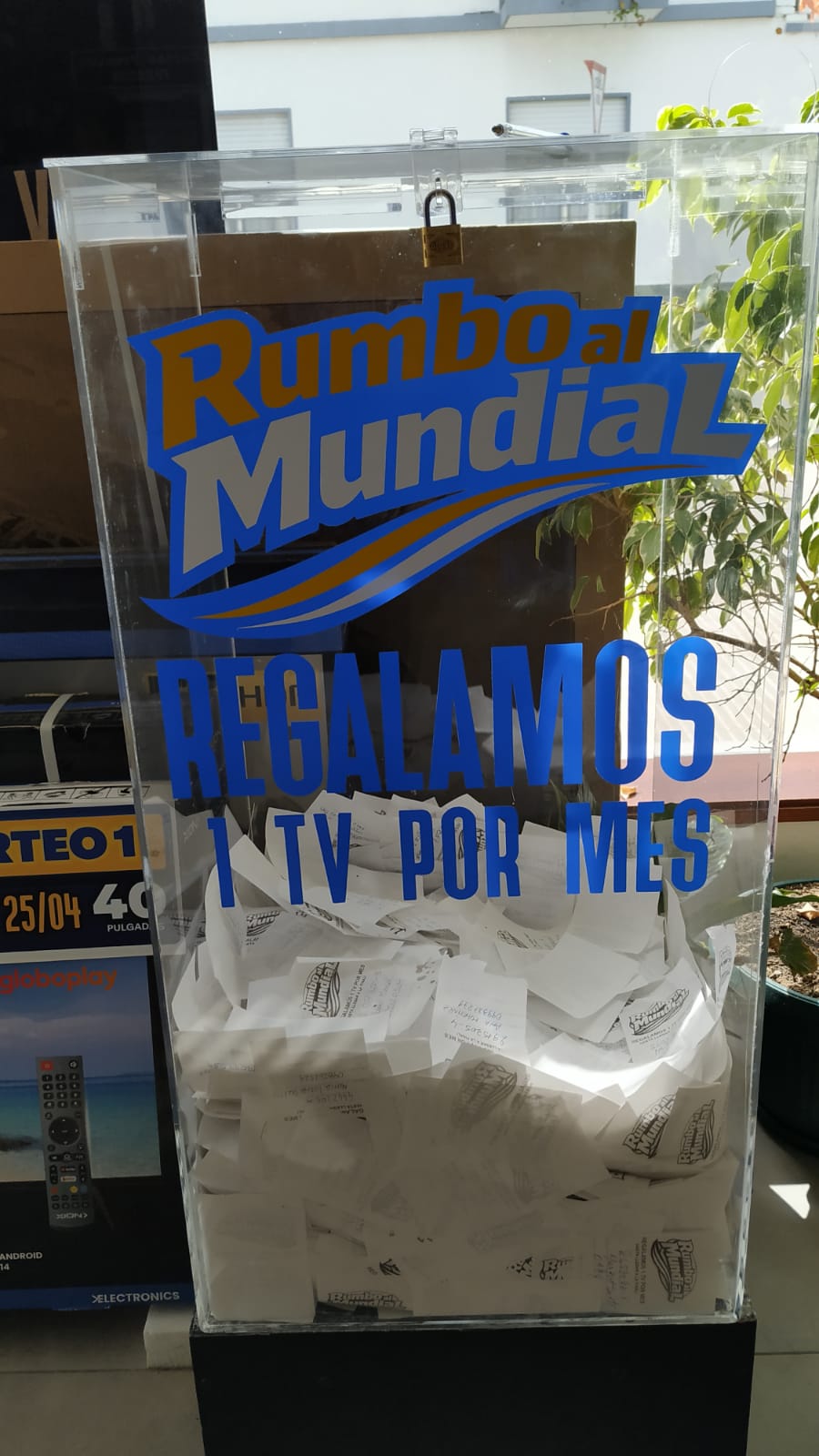 Rumbo_al_Mundial_Carnes_Plaza_Italia_regaló_el_primer_TV_75_2.jpeg