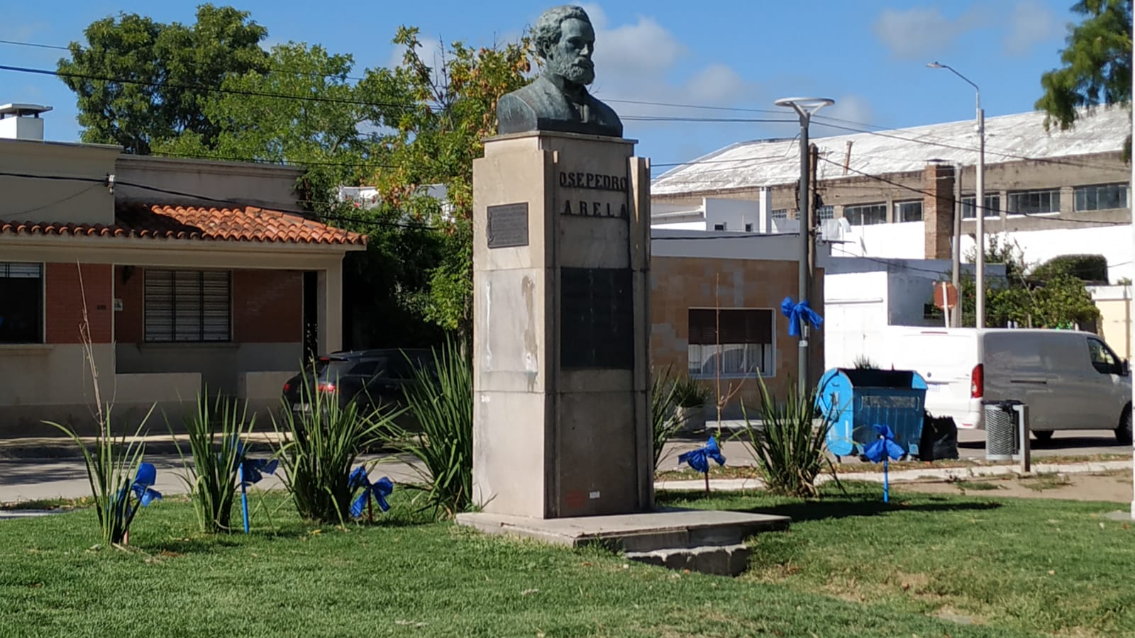 Se_realizó_homenaje_a_José_Pedro_Varela_con_moñas_azules_en_su_aniversario.jpeg