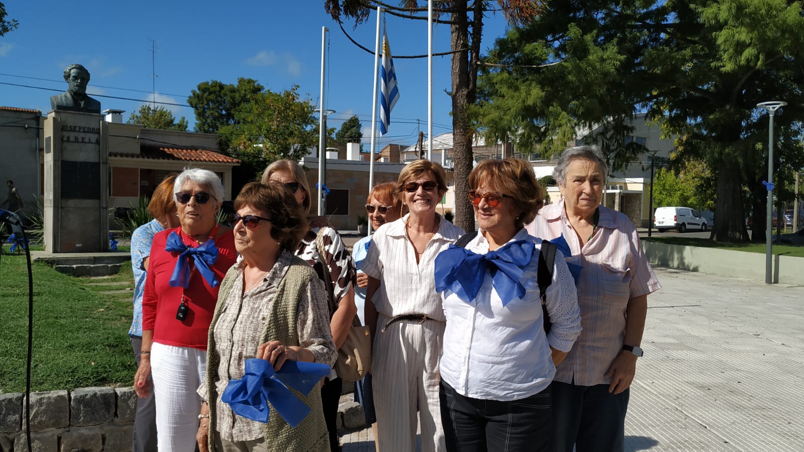 Se_realizó_homenaje_a_José_Pedro_Varela_con_moñas_azules_en_su_aniversario_2.jpeg