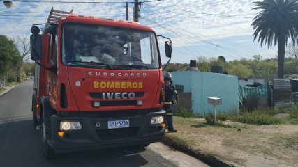 Un_hombre_falleció_tras_incendiarse_precaria_vivienda_del_asentamiento_de_Rivera_y_Rincón._3.jpg