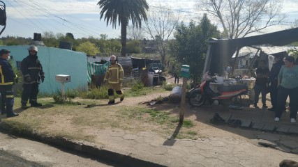 Un_hombre_falleció_tras_incendiarse_precaria_vivienda_del_asentamiento_de_Rivera_y_Rincón._4.jpg