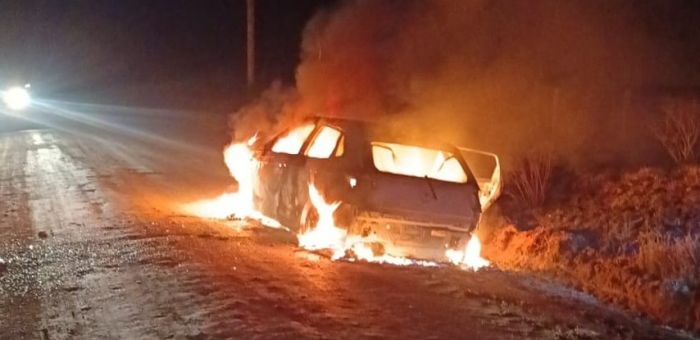 Automóvil se incendió por completo en camino a La India