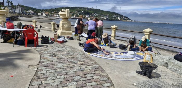 "Reciclarte" realiza una obra en mosaico en la rambla de Piriápolis