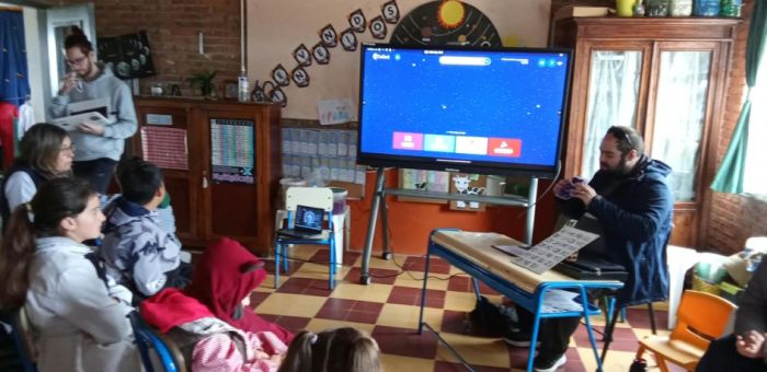 “Miradas” llegó a Montecoral y Chilcas con un taller de Lengua de Señas y Braille