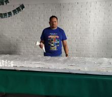 Elaboran la tradicional torta gigante para la fiesta de ADEOM