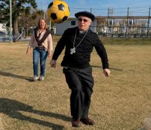 El obispo Alfonso Bauer mostró sus habilidades futbolísticas en Durazno