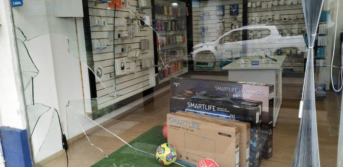 Robo en comercio Florida Telecom: delincuentes rompieron el blindex y se llevaron mercadería 