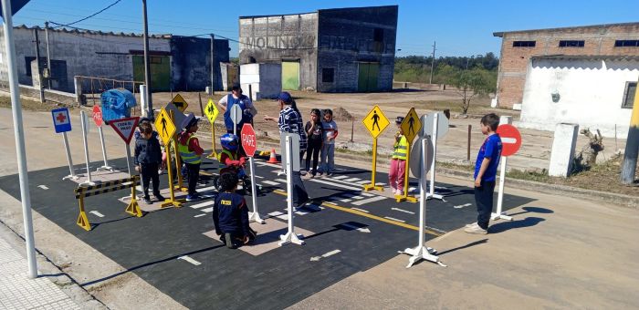 Escuela de Tránsito de la Intendencia realizó actividad en el Club de Niños Prado Español