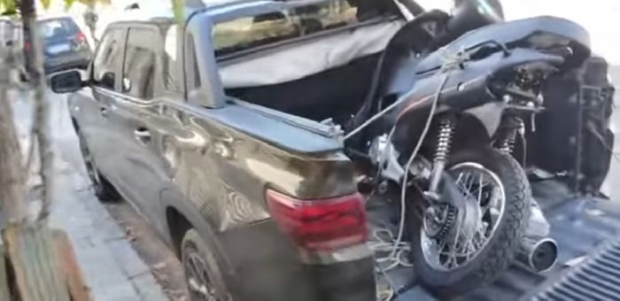 Caballos desbocados causaron daños en una moto y una camioneta