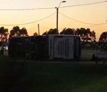 Ómnibus que viajaba desde Cataratas volcó en Flores y dejó varios lesionados leves