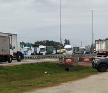 "El transporte ya no tiene margen”: Transportistas se movilizaron en intersección de rutas 5 y 12
