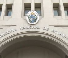 La Dirección Nacional de Aduanas sumarió a tres funcionarios que robaron más de 1.800 celulares