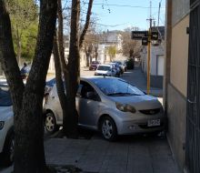 Accidente de tránsito entre dos autos en Dr. González e Ituzaingó