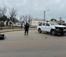 Motociclista sufrió fractura en una pierna tras accidente con una camioneta