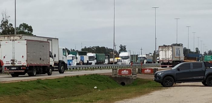 "El transporte ya no tiene margen”: Transportistas se movilizan en intersección de rutas 5 y 12
