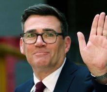Andy Burnham asume como primer ministro británico y promete un plan para la transformación