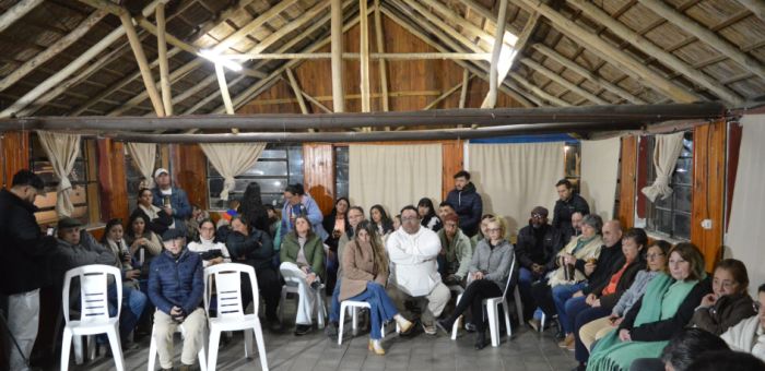 Intendente Carlos Enciso encabezó reunión con vecinos de 25 de Mayo