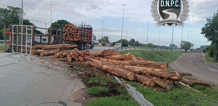 Vuelco de zorra cargada de madera en rotonda de Mendoza
