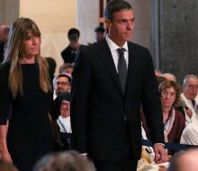 Juez envió a juicio a la esposa de Pedro Sánchez; gobierno español habla de “persecución”