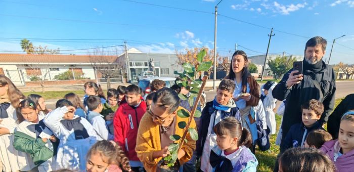Nueva jornada de plantación de árboles en el marco del programa “Hagamos florecer nuestro barrio”