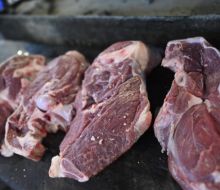 Kilo de cordero en gancho de carnicería sube 21%