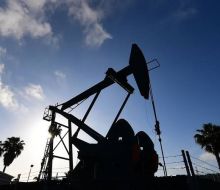 El petróleo bajó de los 80 dólares mientras los mercados esperan detalles del pacto entre Estados Unidos e Irán