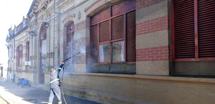 Comenzaron los trabajos de limpieza y recuperación del Mercado Municipal 