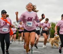 Más de 4.000 mujeres se encontraron en el Parque Rodó para correr juntas contra el cáncer de mama
