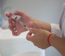 Llaman a embarazadas a vacunarse contra el VRS para evitar infecciones respiratorias graves en sus hijos recién nacidos