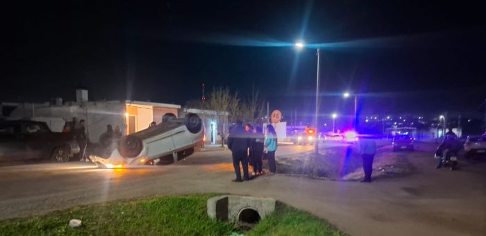 Accidente en Harrison y Treinta y Tres: auto volcó tras impactar contra una camioneta
