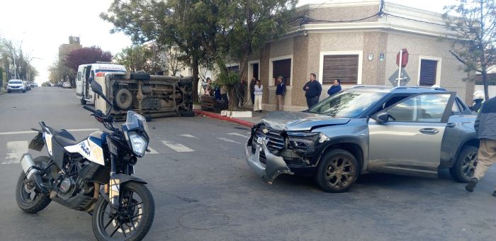 Choque y vuelco entre dos camionetas en Gallinal y Pocho Fernández