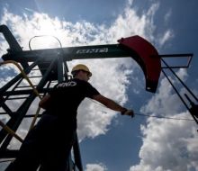 Se desploma el precio del petróleo tras el anuncio de la apertura del estrecho de Ormuz