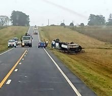 Camión volcó en el kilómetro 4 de Ruta 12: el chofer sufrió lesiones leves