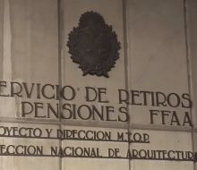 Atentado con explosivo en la Caja Militar: un hombre llegó caminando, dejó el artefacto y se fue a pie