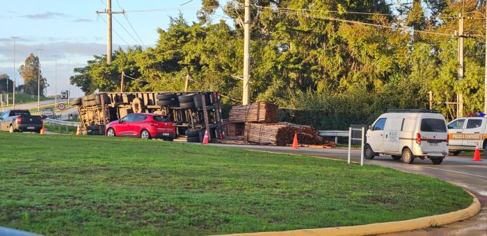 Camión volcó en la rotonda de ruta 5 y Paso Viejo