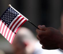 EE. UU. exigirá a migrantes temporales salir del país para solicitar sus “green cards”