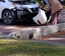 Auto sufrió daños al impactar contra cordón de corte de calle en el Prado Piedra Alta