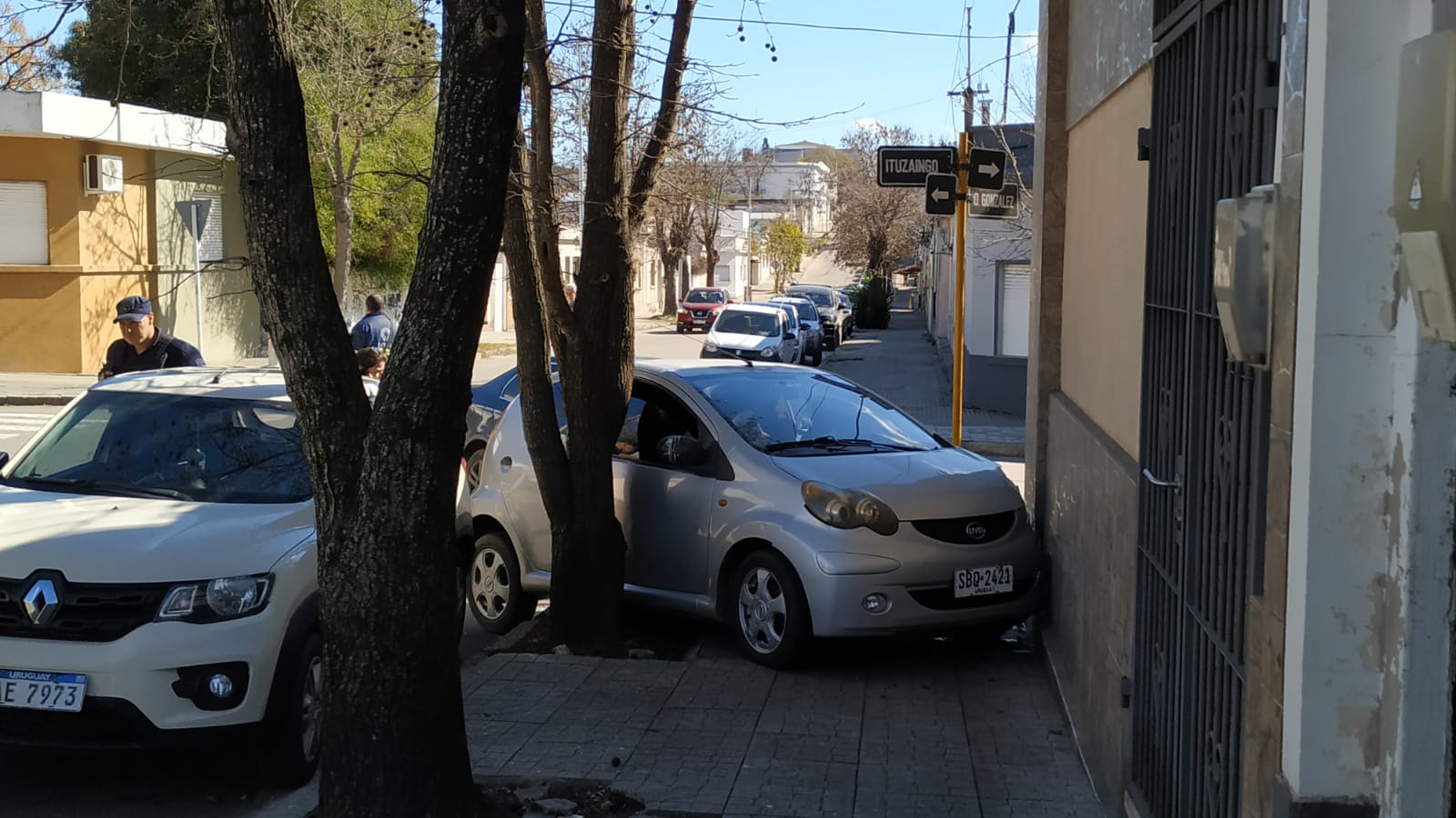 Accidente_de_tránsito_entre_dos_autos_en_Dr._González_e_Ituzaingó.jpeg