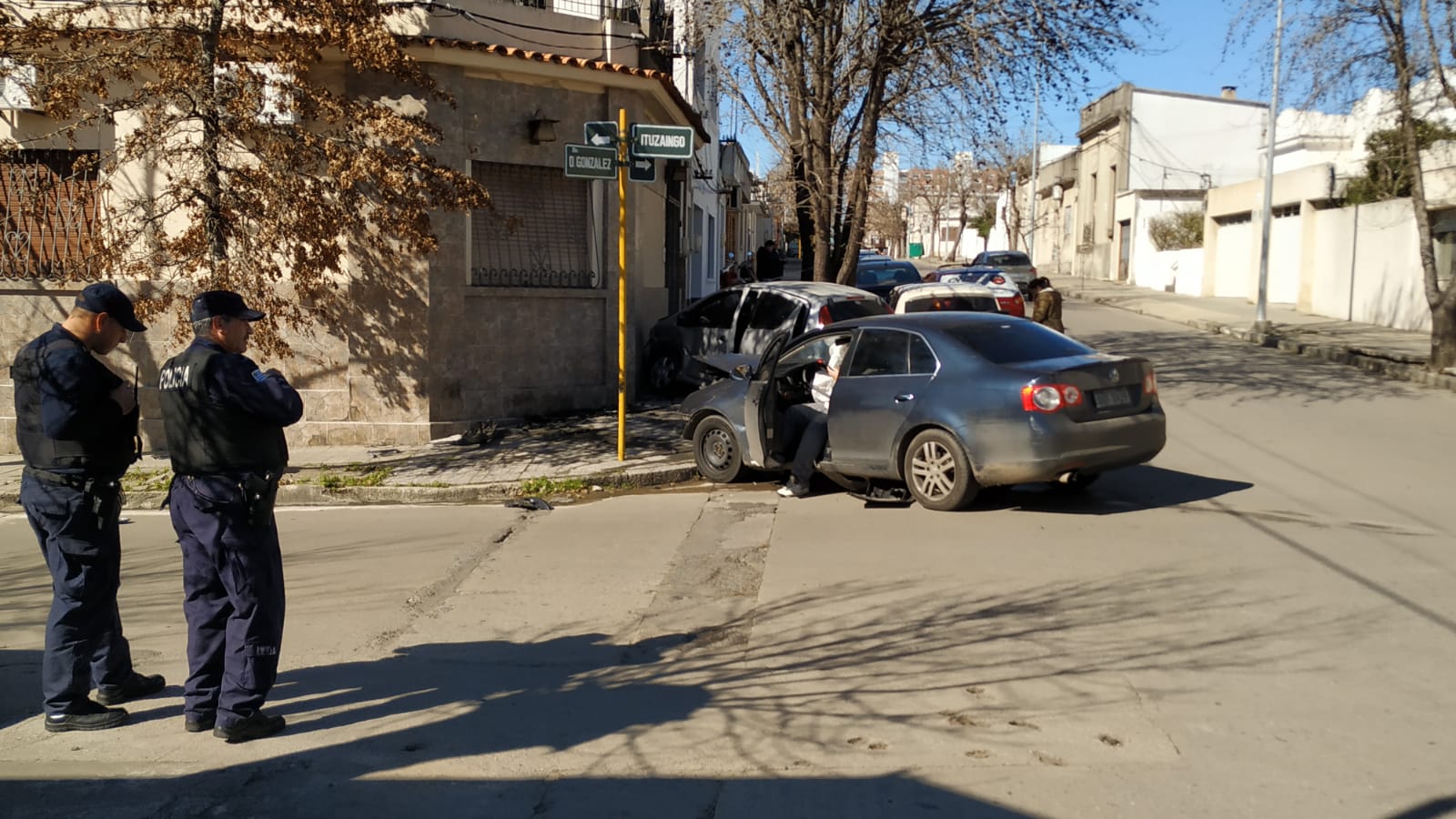 Accidente_de_tránsito_entre_dos_autos_en_Dr._González_e_Ituzaingó_2.jpeg