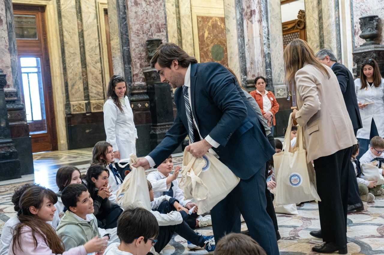 Alumnos_de_escuelas_de_Florida_visitaron_el_Palacio_Legislativo.jpeg