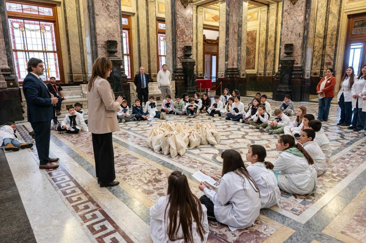 Alumnos_de_escuelas_de_Florida_visitaron_el_Palacio_Legislativo_3.jpeg