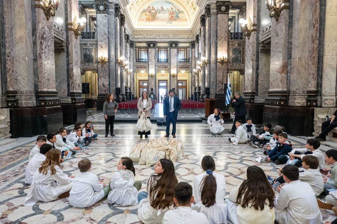 Alumnos_de_escuelas_de_Florida_visitaron_el_Palacio_Legislativo_4.jpeg