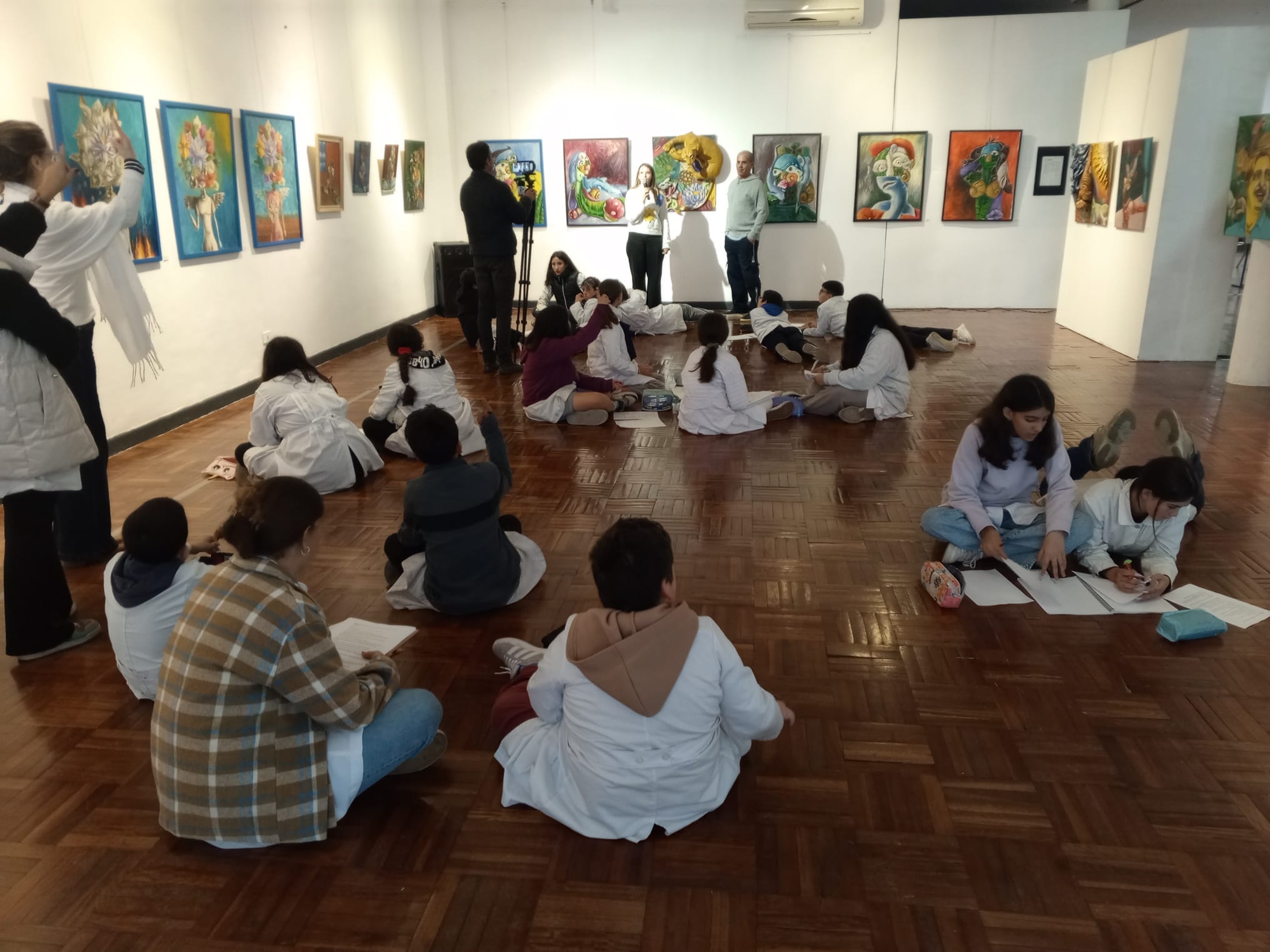 Apertura_de_la_exposición_Conexión_del_artista_plástico_Matías_Gómez_3.jpeg
