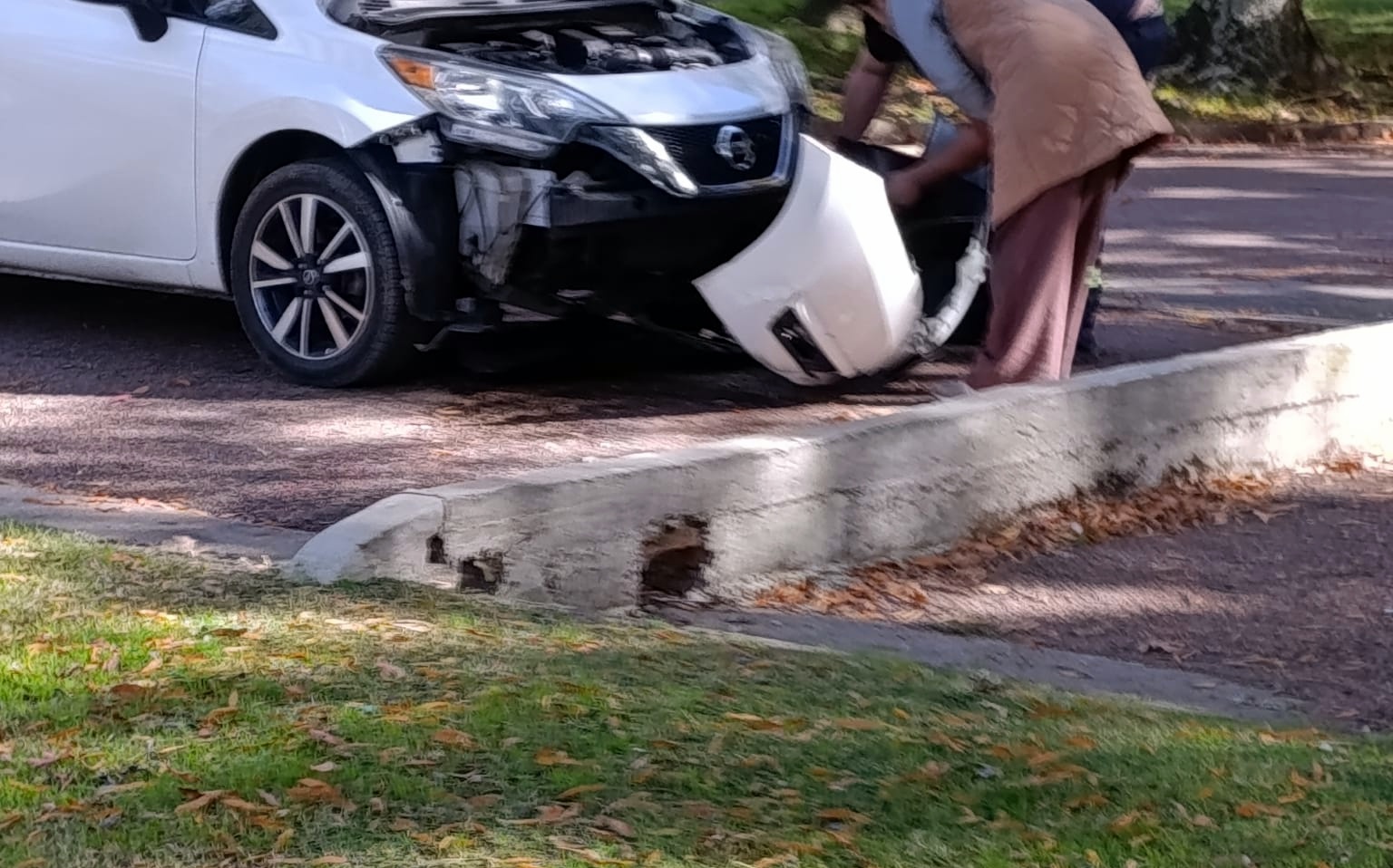 Auto_sufrió_daños_al_impactar_contra_el_cordón_de_corte_de_calle_en_el_Prado_Piedra_Alta.jpeg