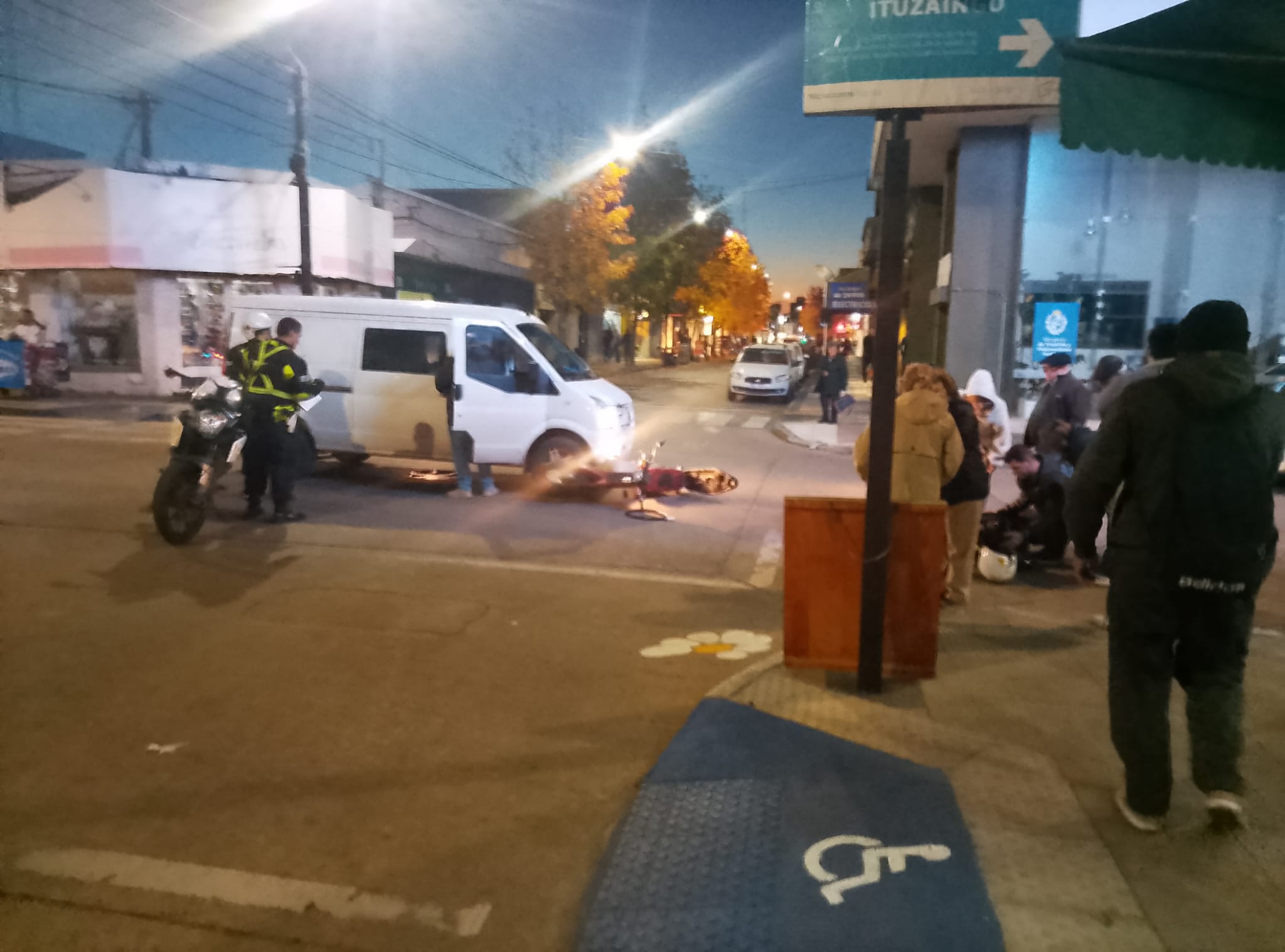Choque_entre_camioneta_y_moto_en_céntrica_esquina_de_Florida_2.jpeg