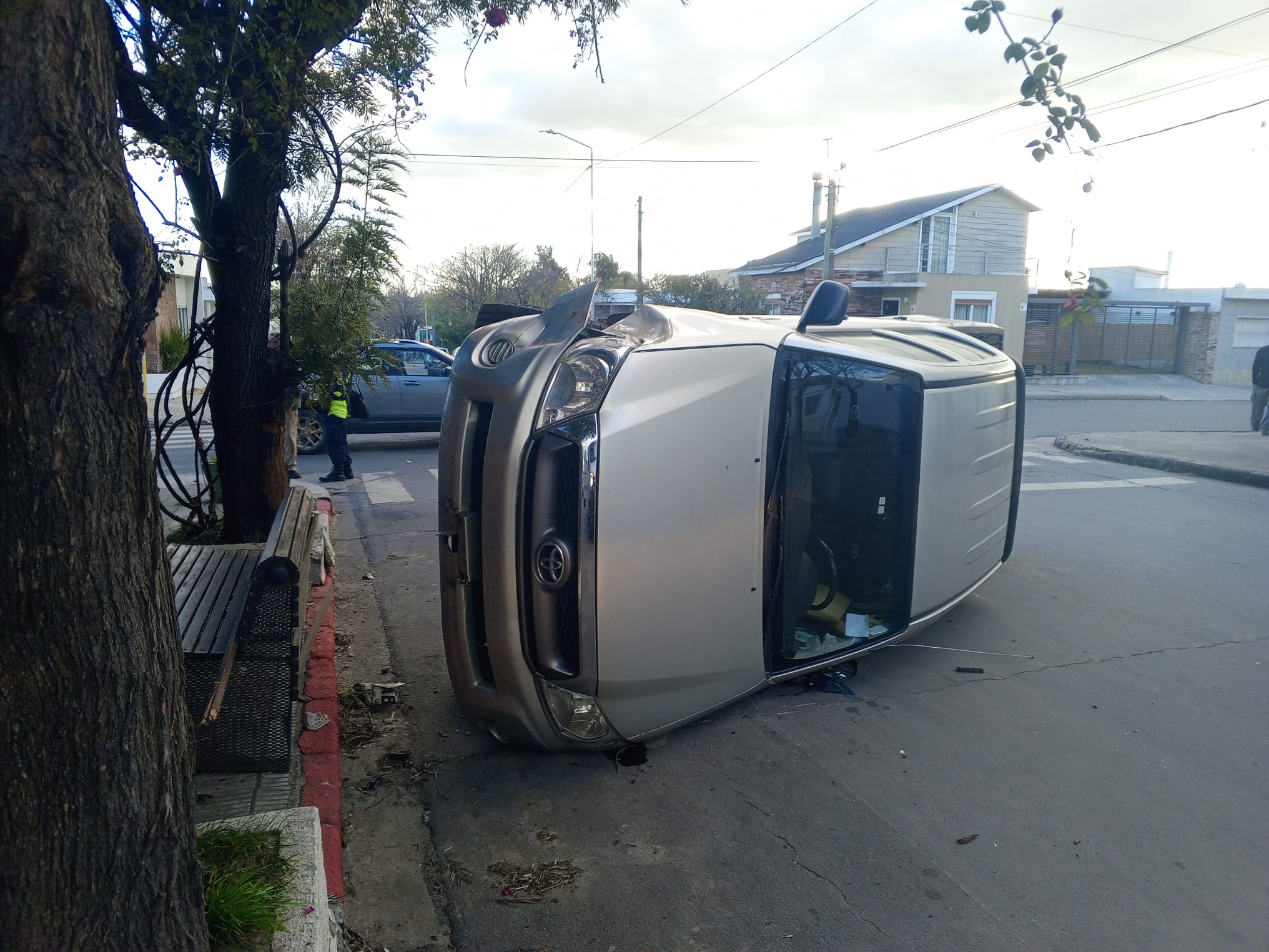 Choque_y_vuelco_entre_dos_camionetas_en_Gallinal_y_Pocho_Fernández.jpeg